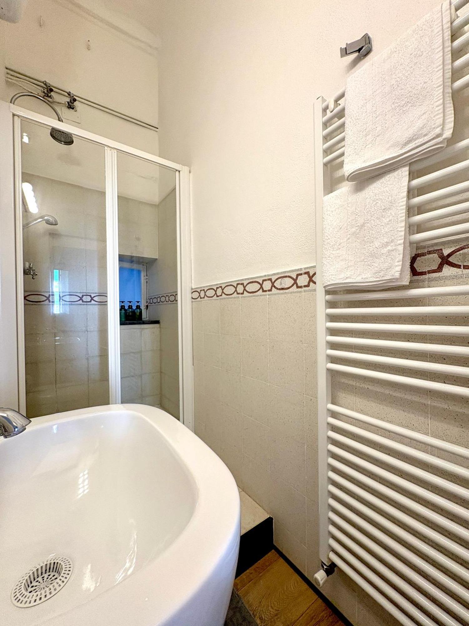 Marina Apartment, Unique, Authentic, Beachfront, 2 Aircondo Bdr , 2Bht, Easy To Train Or From Private Parking Вернацца Экстерьер фото