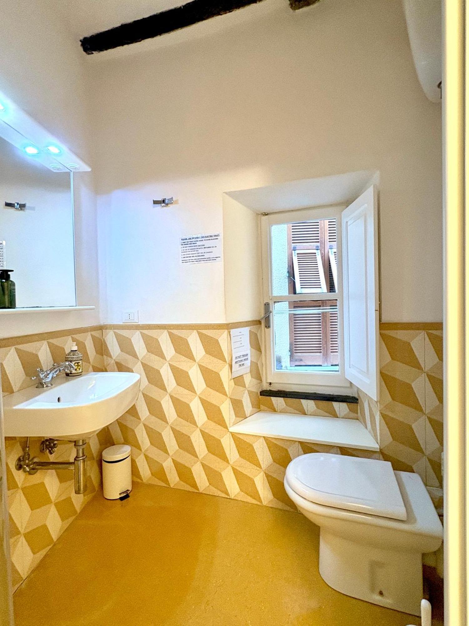 Marina Apartment, Unique, Authentic, Beachfront, 2 Aircondo Bdr , 2Bht, Easy To Train Or From Private Parking Вернацца Экстерьер фото