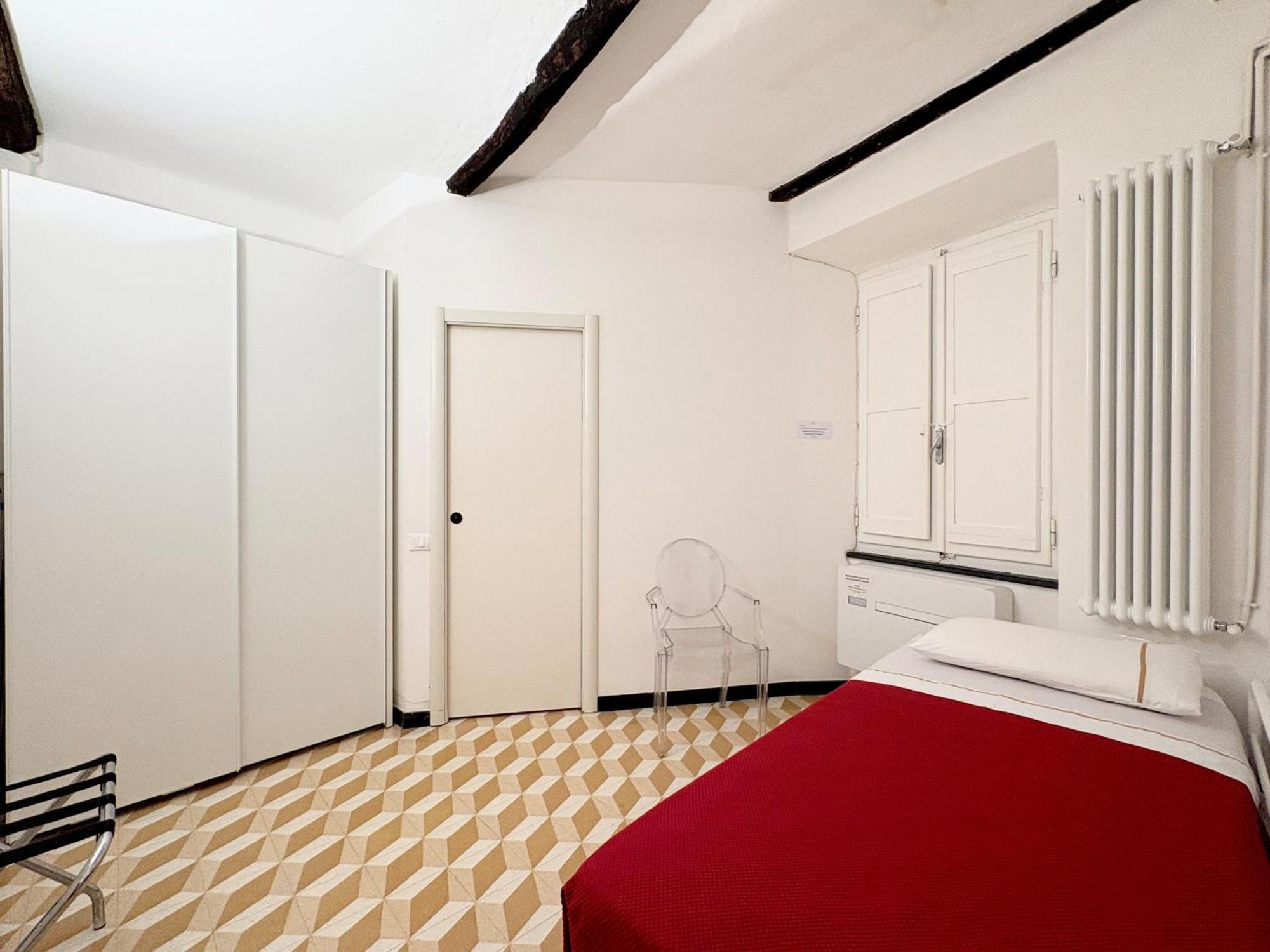 Marina Apartment, Unique, Authentic, Beachfront, 2 Aircondo Bdr , 2Bht, Easy To Train Or From Private Parking Вернацца Экстерьер фото